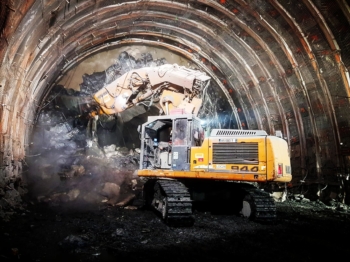 Liebherr 944 Tunnel 4